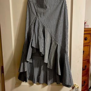 Mid length skirt. Lined . Ruffled .